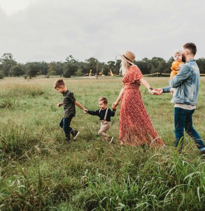 Eine Familie, die auf einer Wiese geht