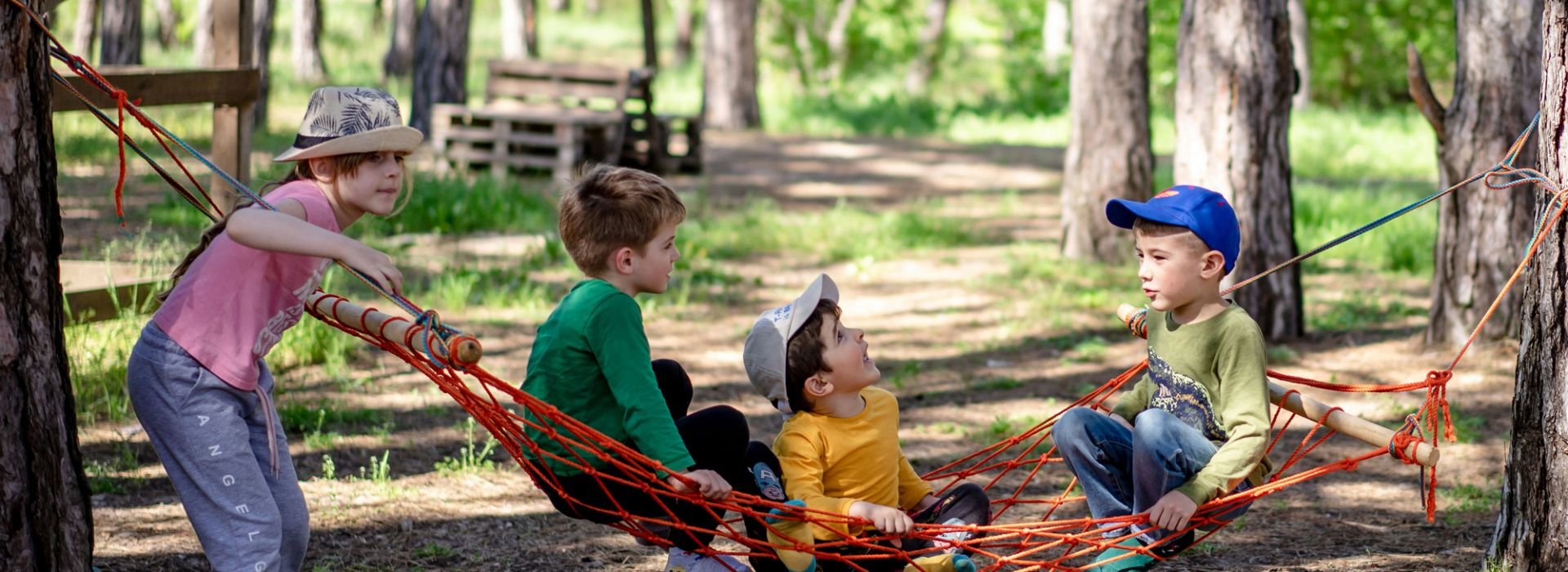 Kinder, die im Wald spielen